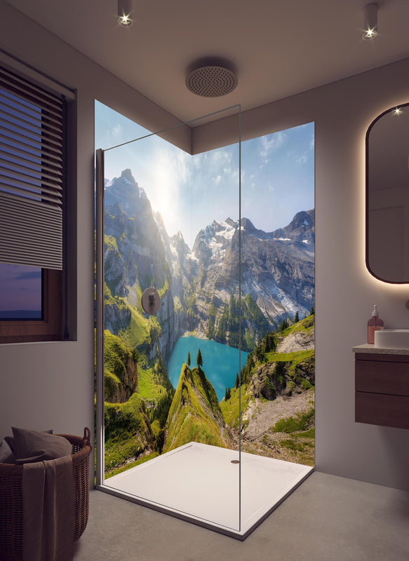 Duschrückwand - Oeschinensee in den Schweizer Alpen in cremefarbenem Badezimmer mit Regenduschkopf