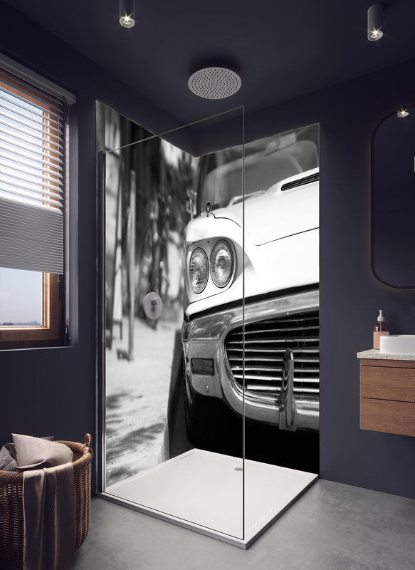Duschrückwand - Oldtimer-Scheinwerfer in dunklem Badezimmer mit Regenduschkopf