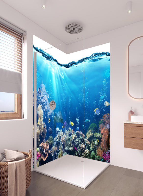 Duschrückwand - Ozeantiere - Unterwasser in hellem Badezimmer mit Regenduschkopf  - zweiteilige Eck-Duschrückwand