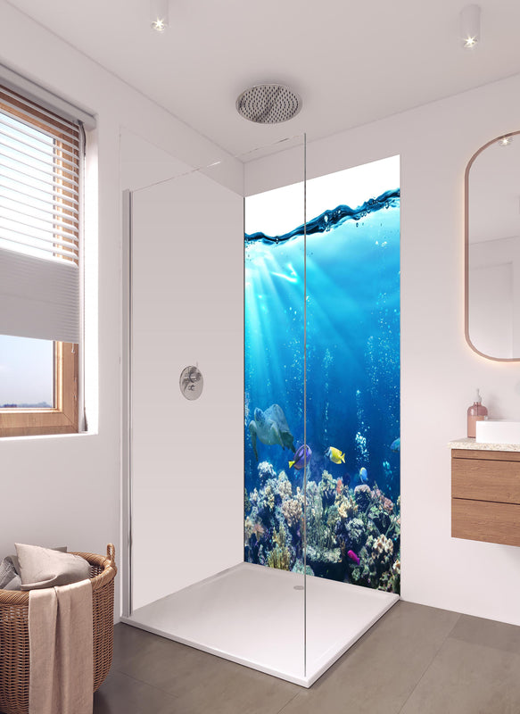 Duschrückwand - Ozeantiere - Unterwasser in hellem Badezimmer mit Regenduschkopf - einteilige Duschrückwand