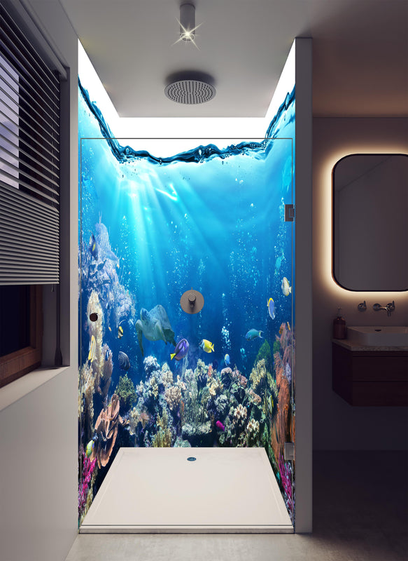 Duschrückwand - Ozeantiere - Unterwasser in luxuriöser Dusche mit Regenduschkopf