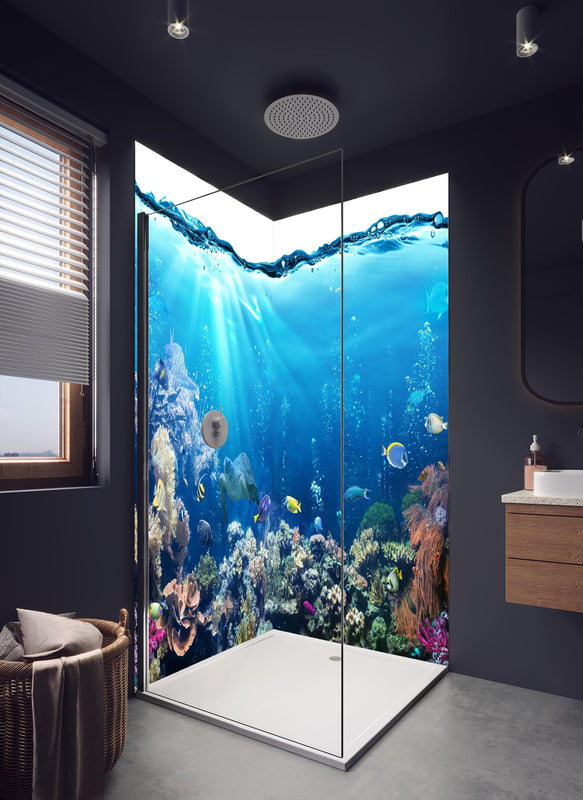 Duschrückwand - Ozeantiere - Unterwasser in dunklem Badezimmer mit Regenduschkopf