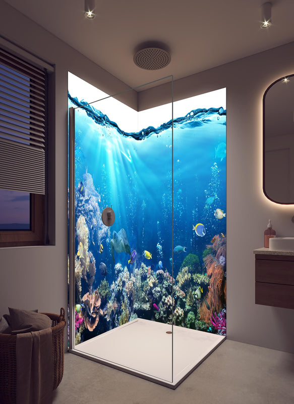 Duschrückwand - Ozeantiere - Unterwasser in cremefarbenem Badezimmer mit Regenduschkopf