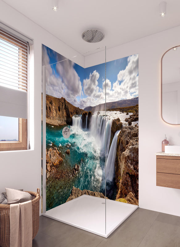 Duschrückwand - Panorama des Goldenen Rings von Island in hellem Badezimmer mit Regenduschkopf  - zweiteilige Eck-Duschrückwand