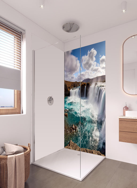 Duschrückwand - Panorama des Goldenen Rings von Island in hellem Badezimmer mit Regenduschkopf - einteilige Duschrückwand