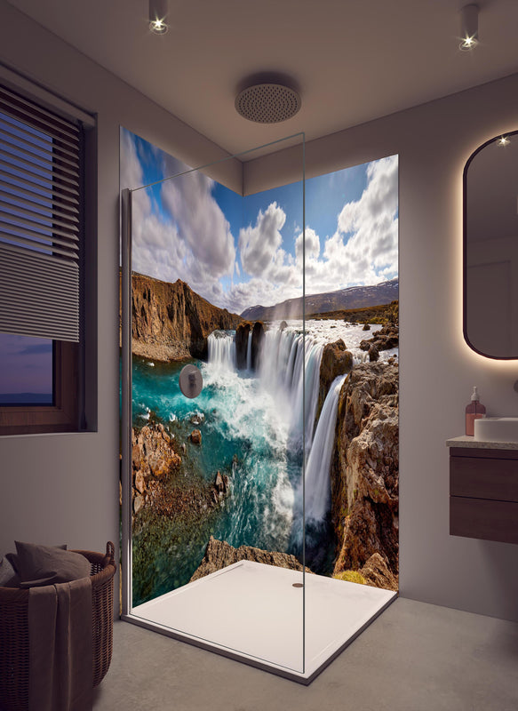 Duschrückwand - Panorama des Goldenen Rings von Island in cremefarbenem Badezimmer mit Regenduschkopf