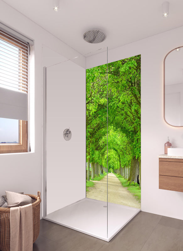 Duschrückwand - Park mit tunnelartiger Lindenallee im Frühling in hellem Badezimmer mit Regenduschkopf - einteilige Duschrückwand