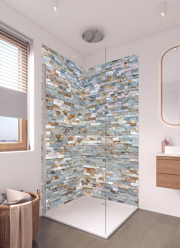 Duschrückwand - Pastellfarbige Schieferstein Textur in hellem Badezimmer mit Regenduschkopf  - zweiteilige Eck-Duschrückwand