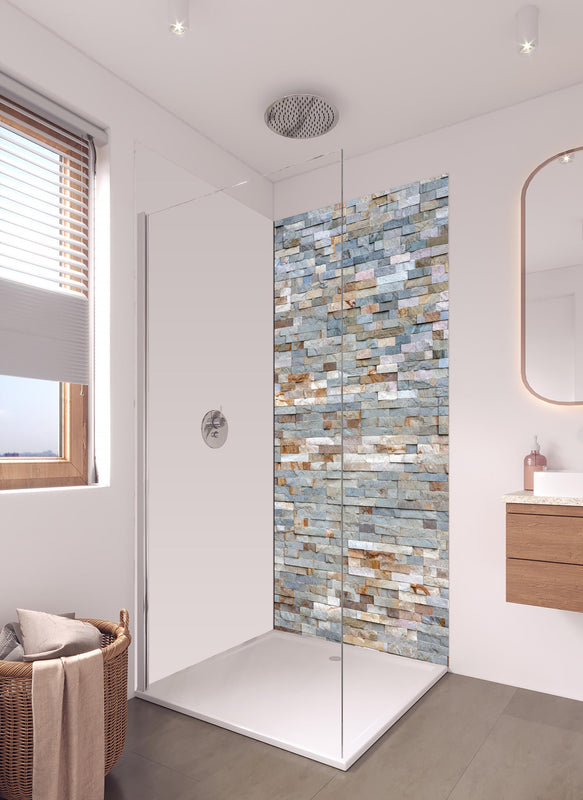 Duschrückwand - Pastellfarbige Schieferstein Textur in hellem Badezimmer mit Regenduschkopf - einteilige Duschrückwand