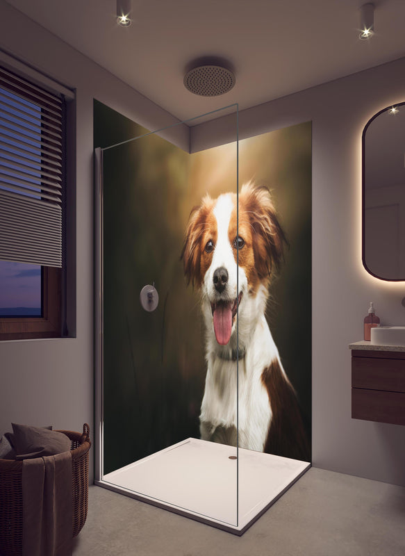Duschrückwand - Porträt eines niedlichen Kooiker-Hundes in cremefarbenem Badezimmer mit Regenduschkopf