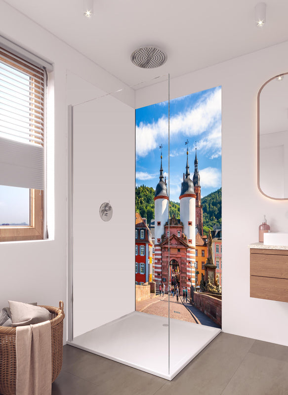 Duschrückwand - Prächtiger Anblick auf Brücke in Heidelberg in hellem Badezimmer mit Regenduschkopf - einteilige Duschrückwand