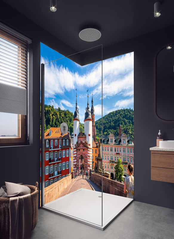 Duschrückwand - Prächtiger Anblick auf Brücke in Heidelberg in dunklem Badezimmer mit Regenduschkopf