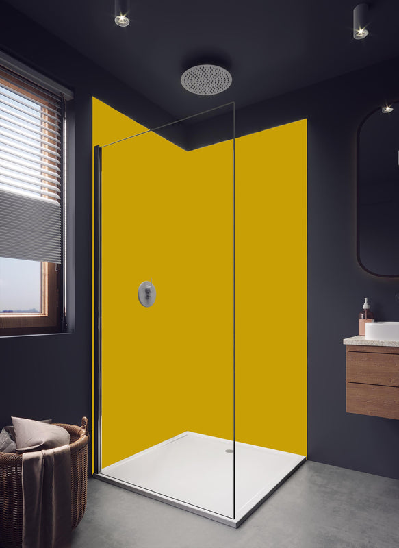 Duschrückwand - RAL 1005 (Honiggelb) in hellem Badezimmer mit Regenduschkopf - einteilige Duschrückwand