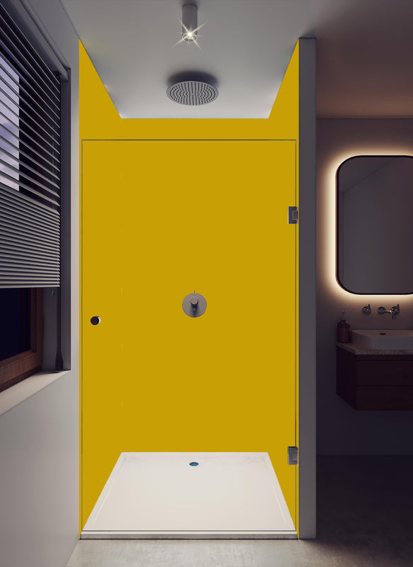 Duschrückwand - RAL 1005 (Honiggelb) in dunklem Badezimmer mit Regenduschkopf