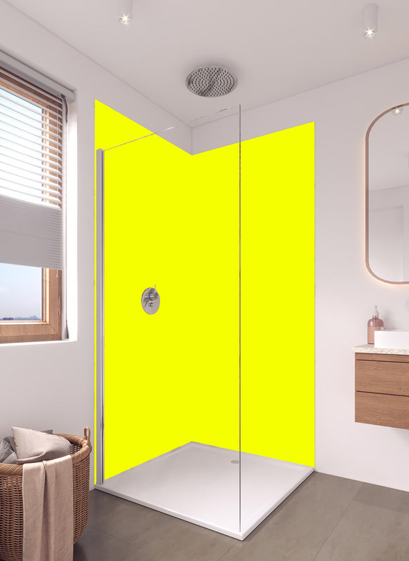 Duschrückwand - RAL 1026 (leuchtendes Gelb) in hellem Badezimmer mit Regenduschkopf  - zweiteilige Eck-Duschrückwand