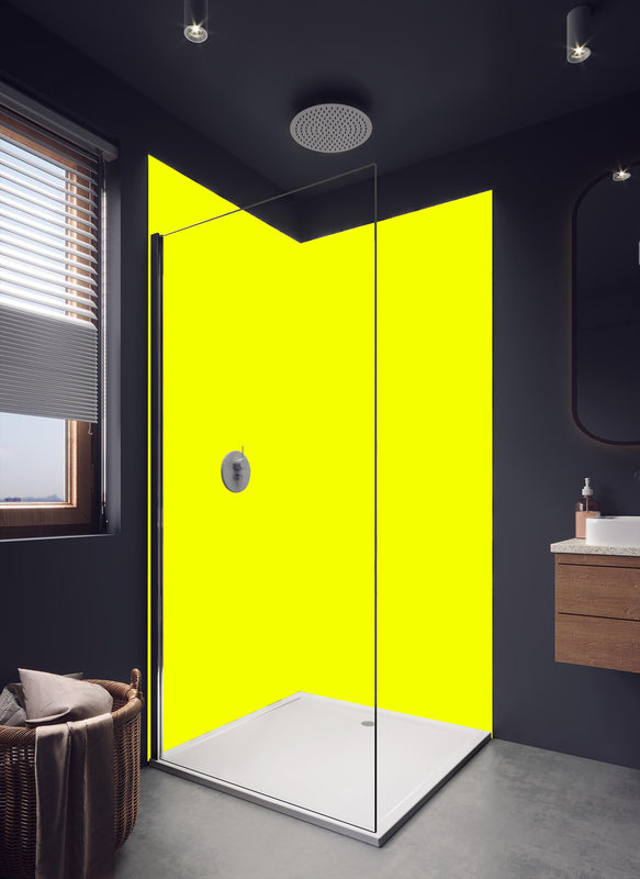 Duschrückwand - RAL 1026 (leuchtendes Gelb) in hellem Badezimmer mit Regenduschkopf - einteilige Duschrückwand