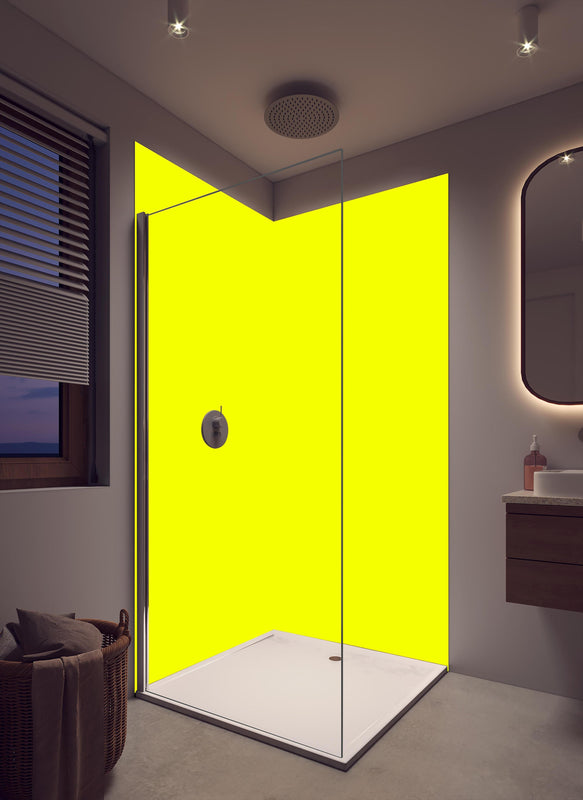 Duschrückwand - RAL 1026 (leuchtendes Gelb) in luxuriöser Dusche mit Regenduschkopf