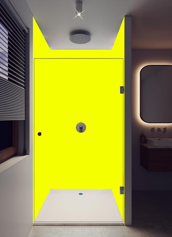 Duschrückwand - RAL 1026 (leuchtendes Gelb) in dunklem Badezimmer mit Regenduschkopf