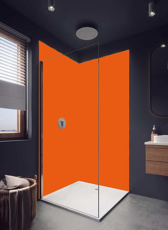 Duschrückwand - RAL 2004 (Reines Orange) in hellem Badezimmer mit Regenduschkopf - einteilige Duschrückwand