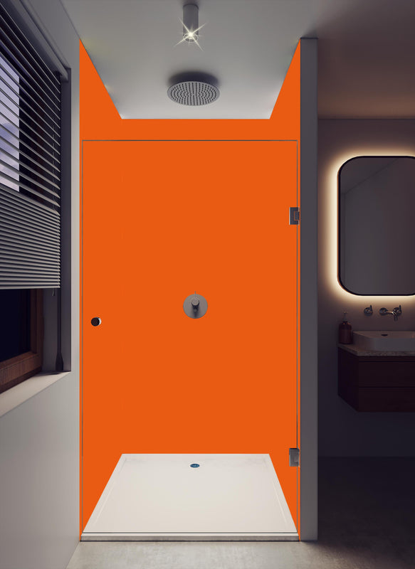 Duschrückwand - RAL 2004 (Reines Orange) in dunklem Badezimmer mit Regenduschkopf