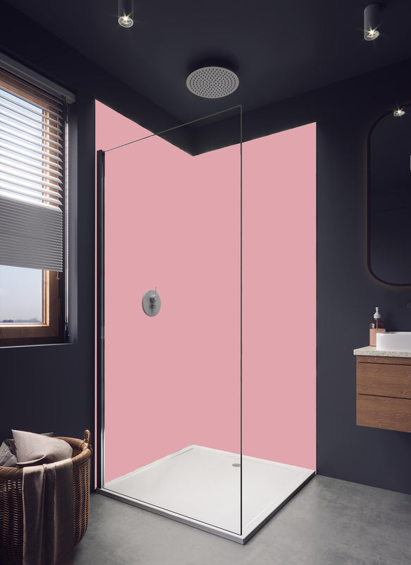 Duschrückwand - RAL 3015 (Hellrosa) in hellem Badezimmer mit Regenduschkopf - einteilige Duschrückwand