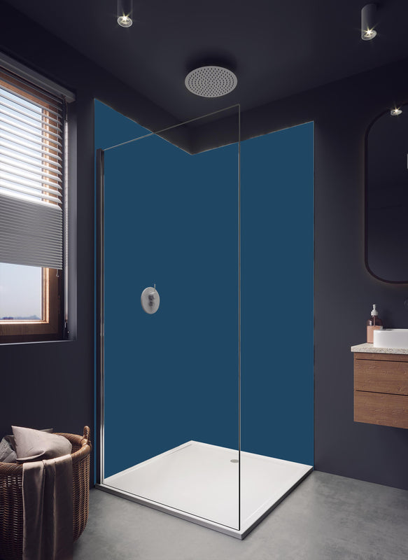 Duschrückwand - RAL 5001 (Grünblau) in hellem Badezimmer mit Regenduschkopf - einteilige Duschrückwand