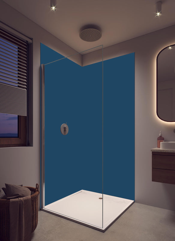 Duschrückwand - RAL 5001 (Grünblau) in luxuriöser Dusche mit Regenduschkopf