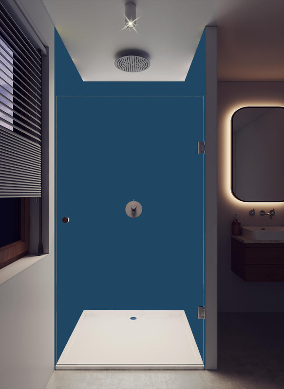 Duschrückwand - RAL 5001 (Grünblau) in dunklem Badezimmer mit Regenduschkopf