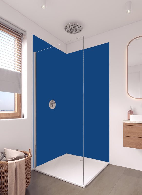 Duschrückwand - RAL 5010 (Enzianblau) in hellem Badezimmer mit Regenduschkopf  - zweiteilige Eck-Duschrückwand