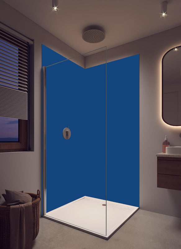 Duschrückwand - RAL 5010 (Enzianblau) in luxuriöser Dusche mit Regenduschkopf
