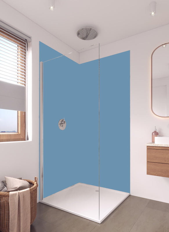 Duschrückwand - RAL 5024 (Pastellblau) in hellem Badezimmer mit Regenduschkopf  - zweiteilige Eck-Duschrückwand