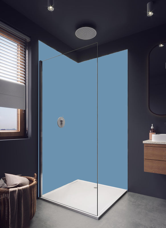 Duschrückwand - RAL 5024 (Pastellblau) in hellem Badezimmer mit Regenduschkopf - einteilige Duschrückwand