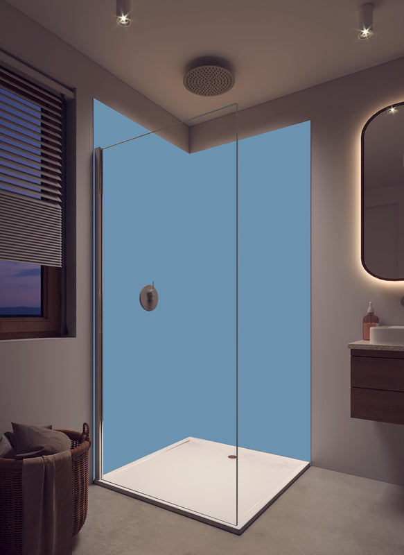 Duschrückwand - RAL 5024 (Pastellblau) in luxuriöser Dusche mit Regenduschkopf