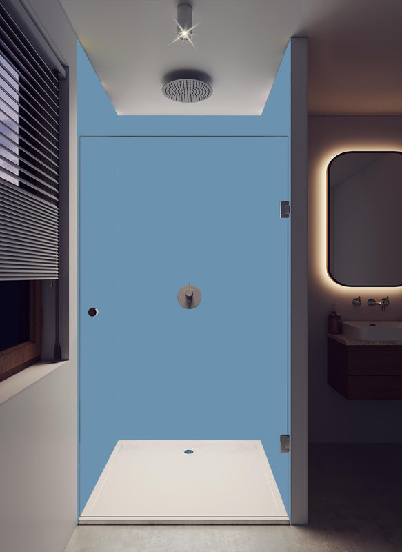 Duschrückwand - RAL 5024 (Pastellblau) in dunklem Badezimmer mit Regenduschkopf