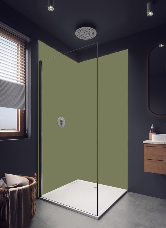 Duschrückwand - RAL 6013 (Schilfgrün) in hellem Badezimmer mit Regenduschkopf - einteilige Duschrückwand