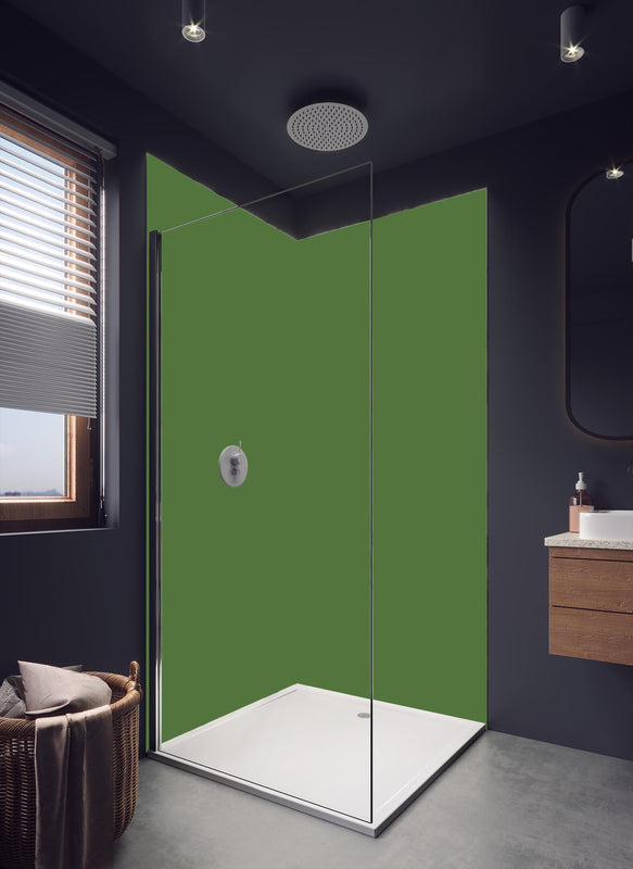 Duschrückwand - RAL 6025 (Farngrün) in hellem Badezimmer mit Regenduschkopf - einteilige Duschrückwand