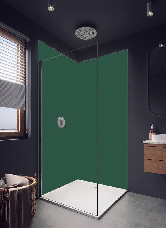 Duschrückwand - RAL 6028 (Tannengrün) in hellem Badezimmer mit Regenduschkopf - einteilige Duschrückwand