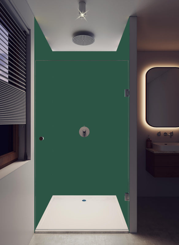 Duschrückwand - RAL 6028 (Tannengrün) in dunklem Badezimmer mit Regenduschkopf