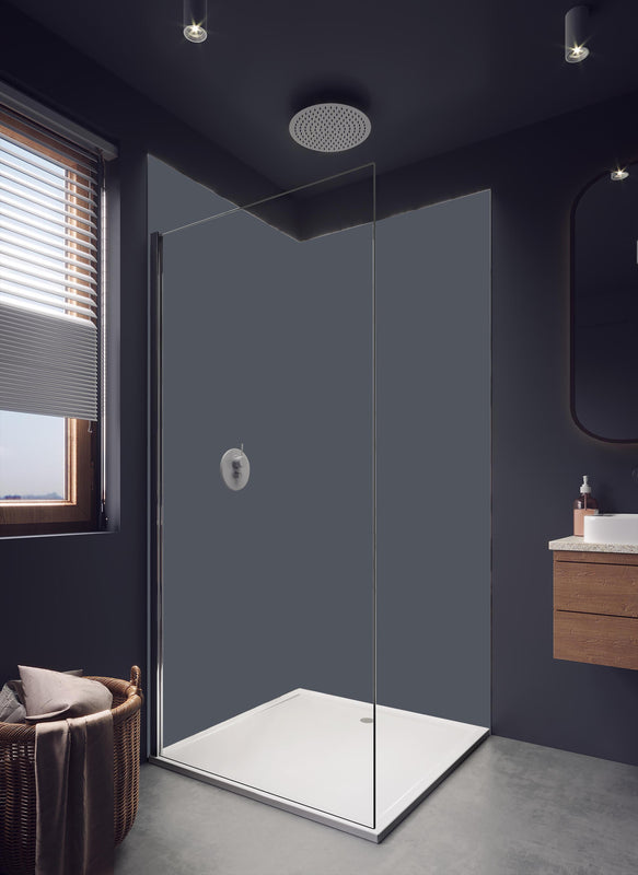 Duschrückwand - RAL 7015 (Schiefergrau) in hellem Badezimmer mit Regenduschkopf - einteilige Duschrückwand