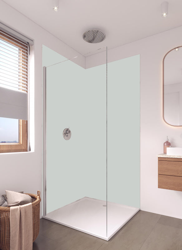 Duschrückwand - RAL 7035 (Hellgrau) in hellem Badezimmer mit Regenduschkopf  - zweiteilige Eck-Duschrückwand