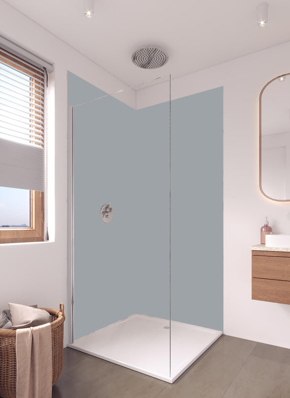 Duschrückwand - RAL 7040 (Fenstergrau) in hellem Badezimmer mit Regenduschkopf  - zweiteilige Eck-Duschrückwand