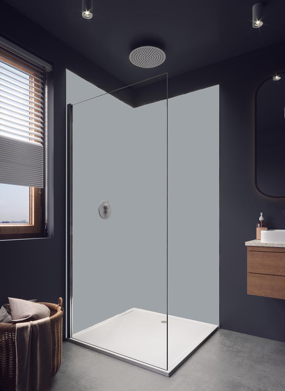 Duschrückwand - RAL 7040 (Fenstergrau) in hellem Badezimmer mit Regenduschkopf - einteilige Duschrückwand
