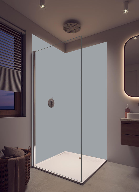 Duschrückwand - RAL 7040 (Fenstergrau) in luxuriöser Dusche mit Regenduschkopf