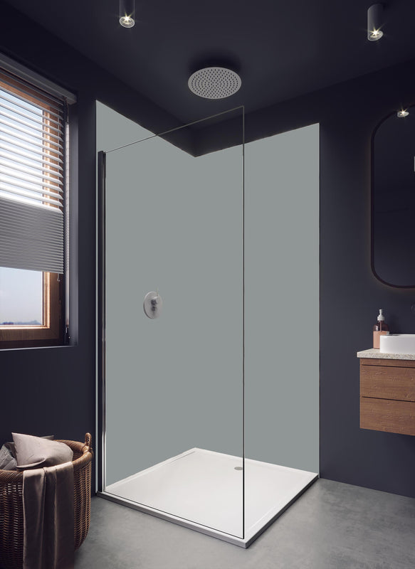 Duschrückwand - RAL 7042 (Verkehrsgrau A) in hellem Badezimmer mit Regenduschkopf - einteilige Duschrückwand