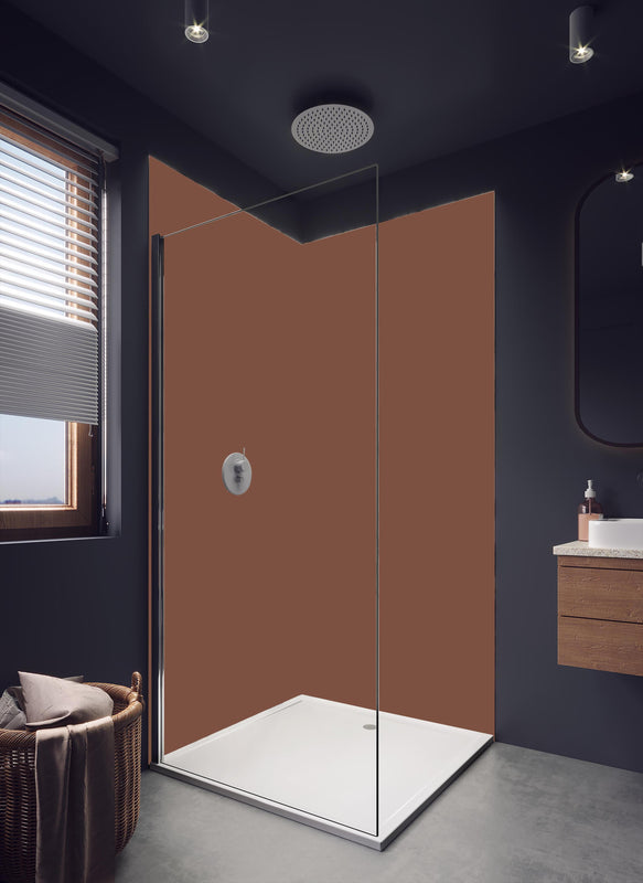 Duschrückwand - RAL 8002 (Signalbraun) in hellem Badezimmer mit Regenduschkopf - einteilige Duschrückwand