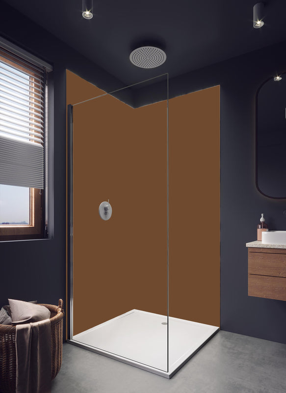 Duschrückwand - RAL 8007 (Rehbraun) in hellem Badezimmer mit Regenduschkopf - einteilige Duschrückwand