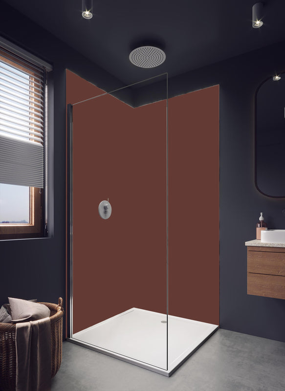 Duschrückwand - RAL 8015 (Kastanienbraun) in hellem Badezimmer mit Regenduschkopf - einteilige Duschrückwand