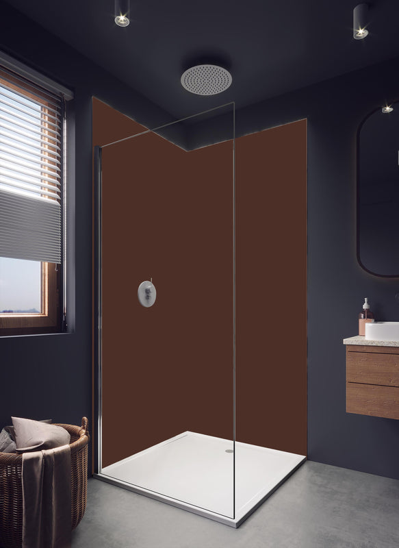 Duschrückwand - RAL 8016 (Mahagonibraun) in hellem Badezimmer mit Regenduschkopf - einteilige Duschrückwand