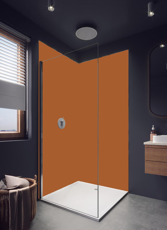 Duschrückwand - RAL 8023 (Orangebraun) in hellem Badezimmer mit Regenduschkopf - einteilige Duschrückwand
