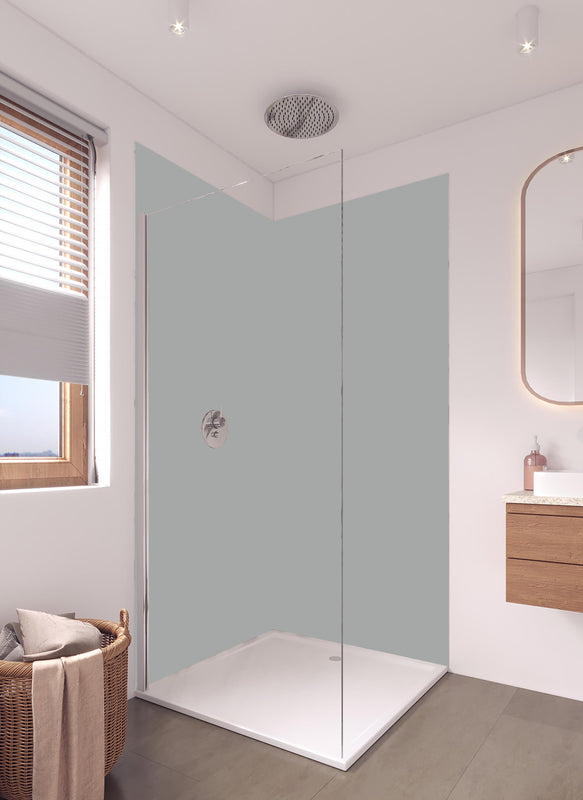 Duschrückwand - RAL 9006 (Weißaluminium) in hellem Badezimmer mit Regenduschkopf  - zweiteilige Eck-Duschrückwand